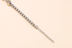 Détail de la maille vénitienne argentée avec chaîne d'extension pour bracelets