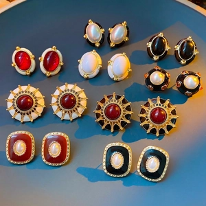 Ensemble de boucles d'oreilles ovales dorées vintage avec émail et perles
