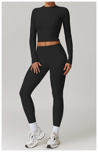 Vue détaillée du legging noir taille haute et du haut court à manches longues pour femmes