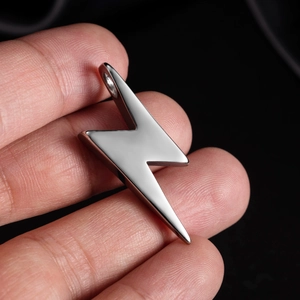 Collier pendentif éclair en acier titane argenté poli pour homme tenu à la main