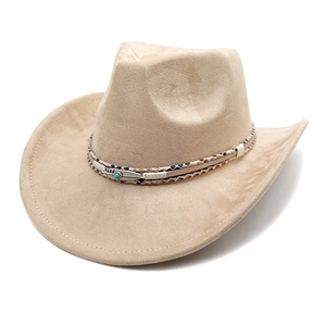 Détail du chapeau de cowboy en daim beige avec bande tressée, plume en métal et perle turquoise
