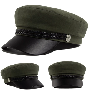 Dettaglio del cappello militare verde con visiera in similpelle nera e bottone in metallo