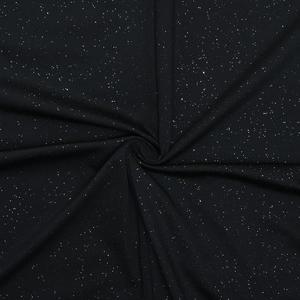 Détail du tissu noir à paillettes avec un drapé élégant pour robe de soirée moulante
