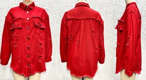 Detailansicht der roten Denimjacke mit Destroyed-Effekten und ausgefranstem Saum