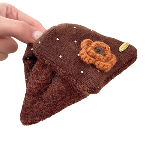 Pince à cheveux tricotée marron avec pois blancs et détail de fleur au crochet orange vif