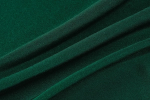 Detail von dunkelgrünem Rippstrickstoff mit hochwertiger Textur und Nähten