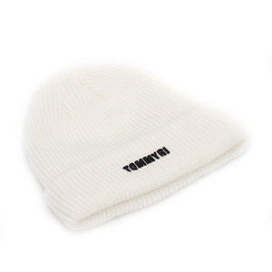 Vue détaillée du bonnet en maille côtelée blanche avec broderie de lettres TOMMYRI