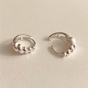 Macro shot of 925 silver twist earrings showing the secure clasp and high-quality finish