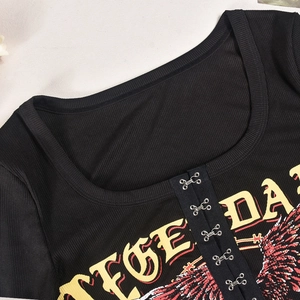 Détail d'un crop top noir côtelé avec col en U, crochets en métal et imprimé aigle