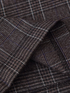 Détail macro du tissu à carreaux marron classique avec de fines lignes bleues et blanches