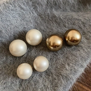 Gros plan de perles élégantes et bronze sur fond en peluche douce pour détails de bijoux