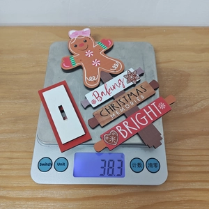 Measurement showing the lightweight 38g wooden Christmas gingerbread ornaments