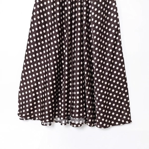Robe dos nu marron à pois avec un tissu drapé élégant et une finition satinée brillante