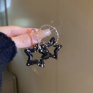 Boucles d'oreilles créoles étoiles avec strass noirs et roses et métal torsadé