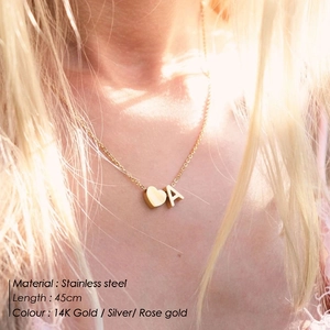 Collana minimalista in acciaio inossidabile con ciondolo a cuore e lettera A dorata