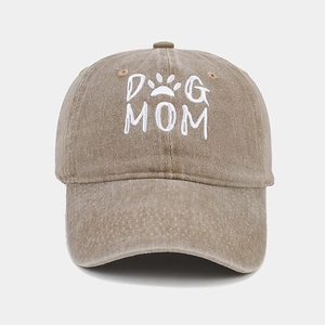 Détail de la broderie DOG MOM et de l'empreinte sur casquette en coton délavé