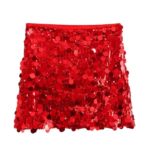 Détails de la mini-jupe rouge ornée de larges paillettes circulaires réfléchissantes