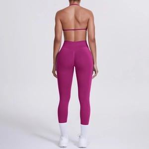 Vista posteriore del set yoga magenta con reggiseno sportivo e leggings a vita alta