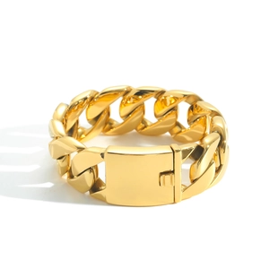 Détail du bracelet gourmette en acier inoxydable doré avec un fermoir à boîte carrée