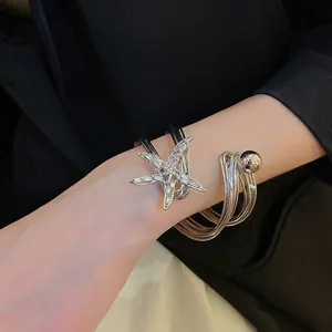 Mehrlagiger Seestern Armreif in Silber mit funkelnden Zirkonia-Steinen für Damen