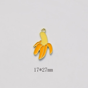 Detailansicht Bananen-Emaille-Anhänger mit goldener Öse, Größe 17x27mm