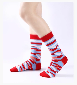Detail von Socken mit roten und blauen geometrischen Mustern an einem Modell
