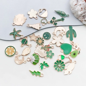 Détail de breloques fleur de cerisier en émail vert et alliages pour bijoux DIY