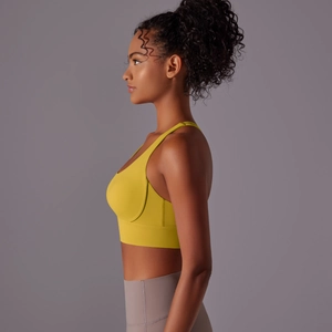 Dettaglio delle cuciture di supporto e del tessuto elasticizzato del reggiseno giallo