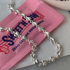 Minimalist S925 sterling silver heart-shaped link bracelet with a bright metallic luster