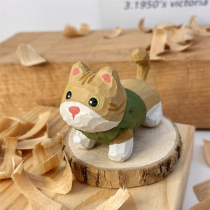 Vue détaillée d'une figurine de chat en bois sculpté avec des textures de ciseau visibles