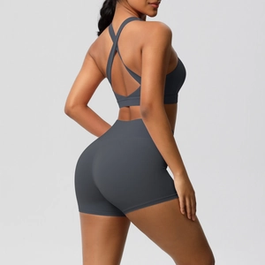 Detail von Sport-BH mit überkreuztem Rücken und High-Waist-Shorts im grauen Fitness-Set