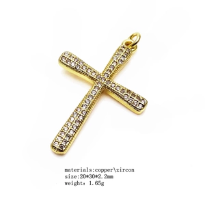 Détail d'un pendentif croix boussole plaqué or 14K avec zircons et spécifications