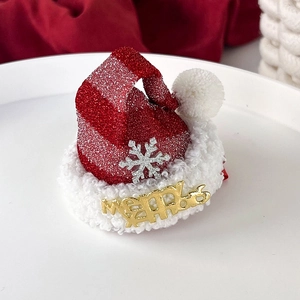 Détail de pince à cheveux bonnet de Noël pailleté rouge avec texte Merry doré