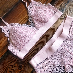 Ensemble de lingerie en dentelle rose sans armatures avec soutien-gorge et culotte