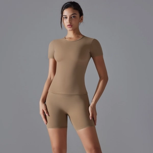 Détail d'un ensemble de yoga marron clair avec t-shirt serré et short de cyclisme taille haute