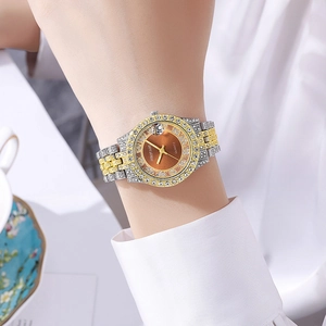 Montre à quartz élégante pour femmes avec lunette en diamant et bracelet bicolore