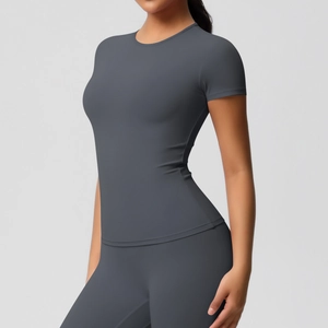 Donkergrijze nauwsluitende yogaset voor dames met T-shirt en sportieve legging