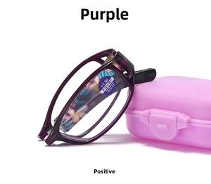 Dettaglio di occhiali da lettura pieghevoli viola con custodia rosa e filtro anti-luce