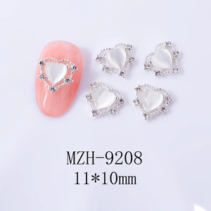Détail de bijoux d'ongles cœur œil-de-chat avec strass argentés, taille 11x10mm