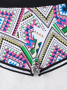 Détail du bas de bikini à imprimé géométrique coloré avec bordure noire élastique