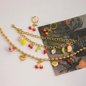 Ensemble collier et bracelet dorés avec pendentifs fruits en émail cerise et fraise