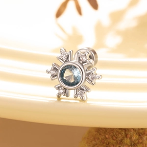 Funkelnder Schneeflocken-Ohrstecker aus Silber mit blauem Stein und Zirkonia