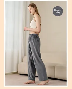 Détail du pantalon de détente en flanelle gris avec taille élastique et texture douce