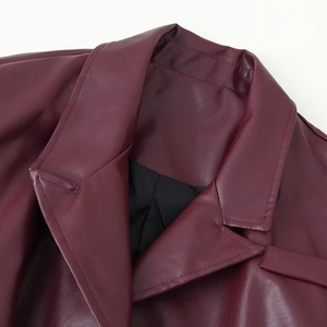 Veste en cuir PU bordeaux avec col à revers et détails de couture pour femmes