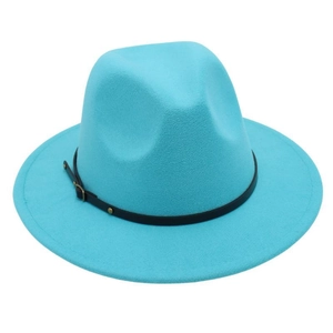Nahaufnahme eines türkisfarbenen Filzhutes mit elegantem schwarzen Lederband
