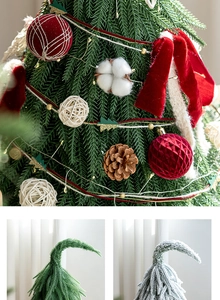 Détail de mini sapins de Noël avec boules en velours rouge, pommes de pin et coton