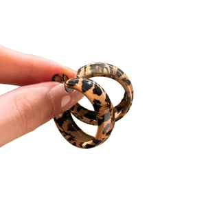 Orecchini a cerchio leopardati in resina con perni in argento per un look alla moda