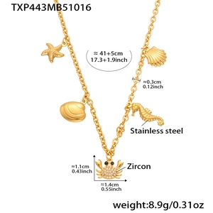 Détail du collier océan en acier inoxydable avec pendentif crabe en zircon et breloques
