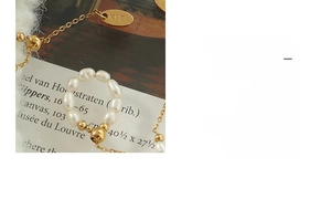 Gros plan sur une bague ajustable en or 18 carats avec perles d'eau douce blanches