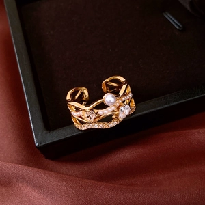 Détail de la bague multicouche plaquée or 18 carats avec perles et pierres de zircon